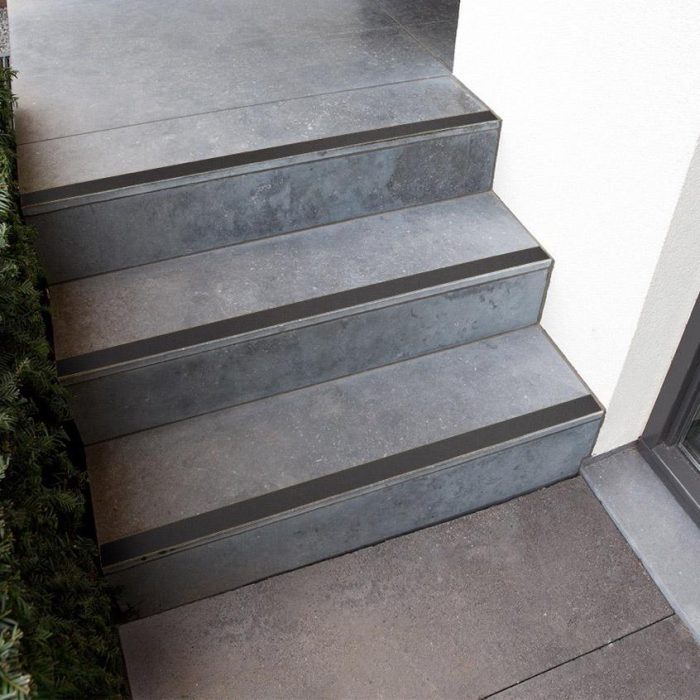 Antiskli bånd på rull, 50 x 3000mm, Heavy duty, inne/ute, svart. - Bilde 2