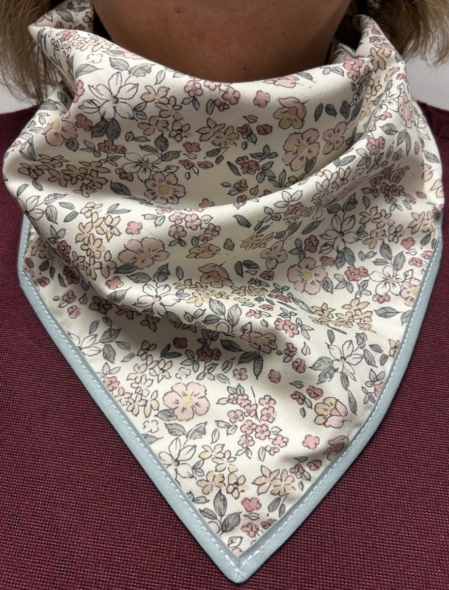 121 Offwhite med blomster.PNG Arcona Tørkle, Barn - Nr 121 - Bilde 1